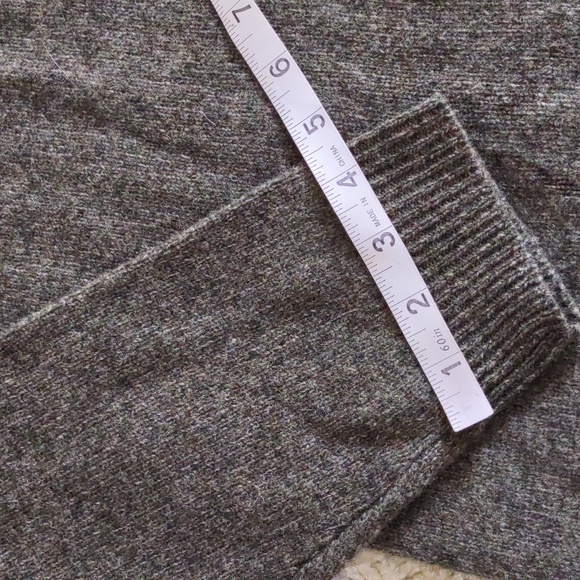 Eddie Bauer Large 100% Lambswool Olive Green V-Neck Sweater - Picture 5 of 12